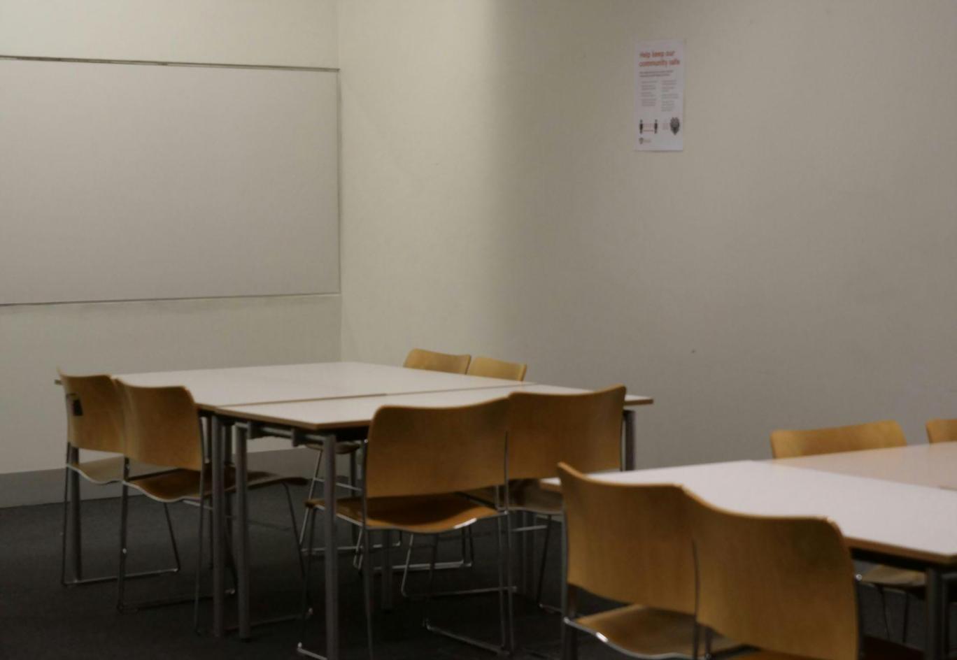 Análisis de tendencias financieras y gráficos económicos sobre escritorio profesional