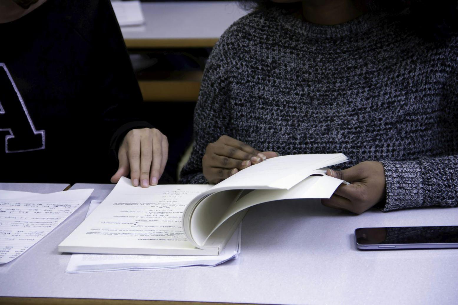 Espacio de trabajo con documentos financieros y análisis de previsiones